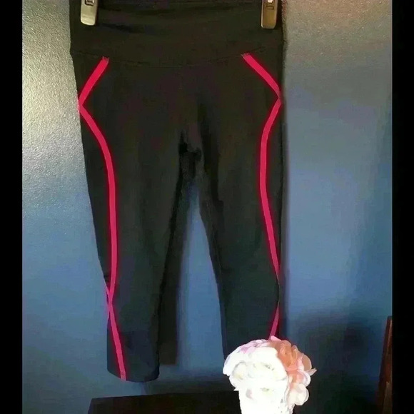 ❤️ 3 for $30 Fabletics Cropped Leggings - Picture 1 of 5